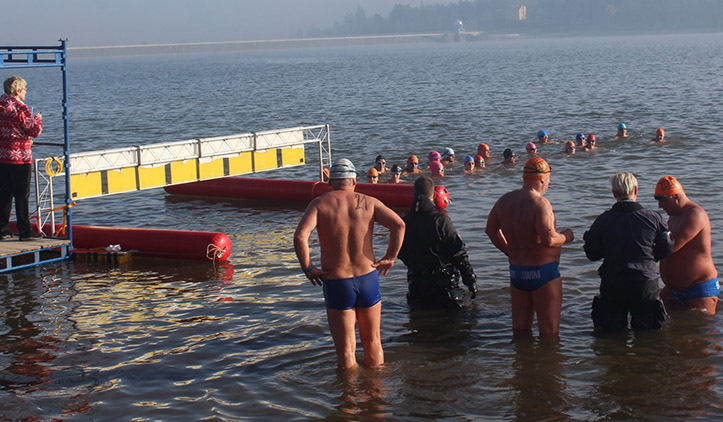 Zimním plavcům se z přehrady vůbec nechtělo 