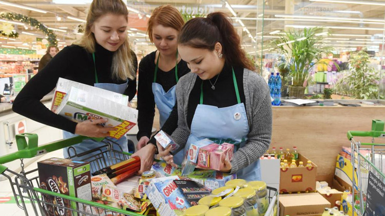 Potravinová sbírka uspěla,  lidé ukázali štědrost