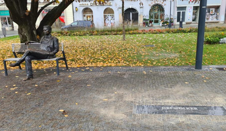 Socha básníka Jiřího Wolkera na náměstí byla doplněna informační deskou