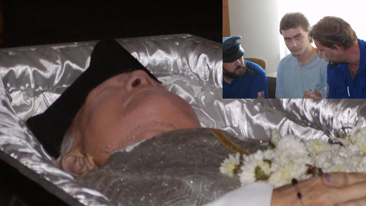 Zasekl do hlavy  faráře sekeru!