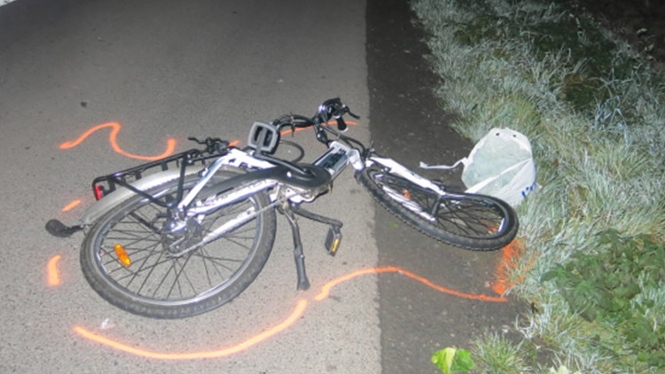 Řidič u Kralic minul stopku  a smetl cyklistu