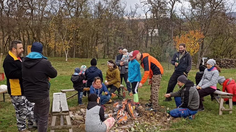 V Lešanech rodiny vysadily dvacet stromů 