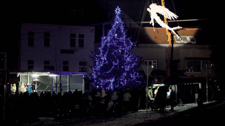 V Plumlově rozsvítí vánoční strom andělé,  v Kostelci na Hané čerti. A co jinde?
