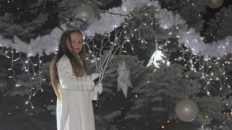 Vánoční strom v Prostějově  rozsvítili andělé