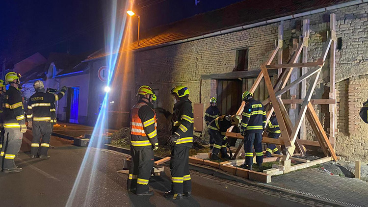 Dům hrozil zřícením, zasahovali hasiči