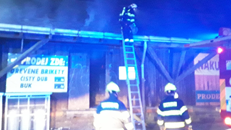 Požár u místního nádraží zaměstnal čtyři jednotky hasičů