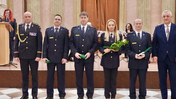 Hasiči převzali medaile Za věrnost. Krajský ředitel ocenil chlapce za záchranu života