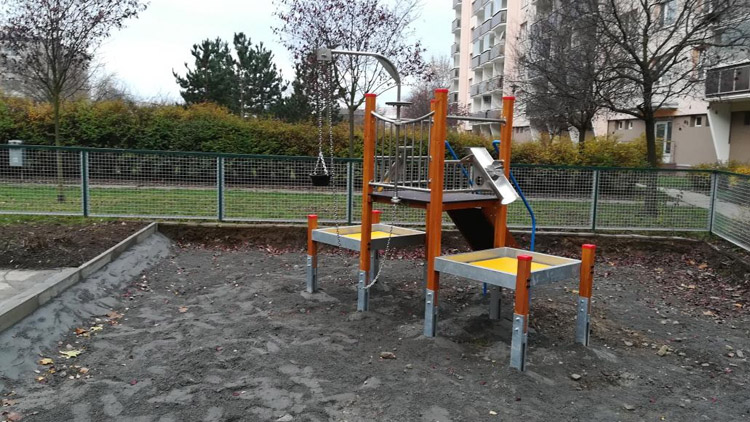 Probíhá oprava dětského hřiště na ulici A. Slavíčka
