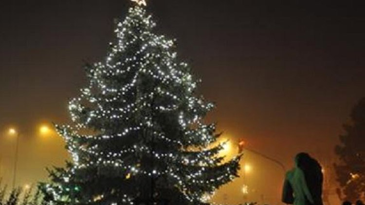 O víkendu rozsvítí stromečky v Kostelci či Krumsíně