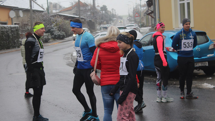 Mikulášský běh v Otaslavicích silně  přibrzdilo počasí