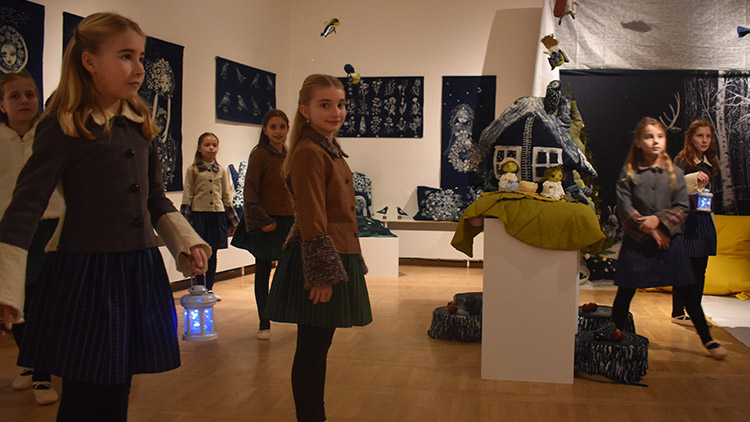 Muzeem poletují Karafiátovi broučci 