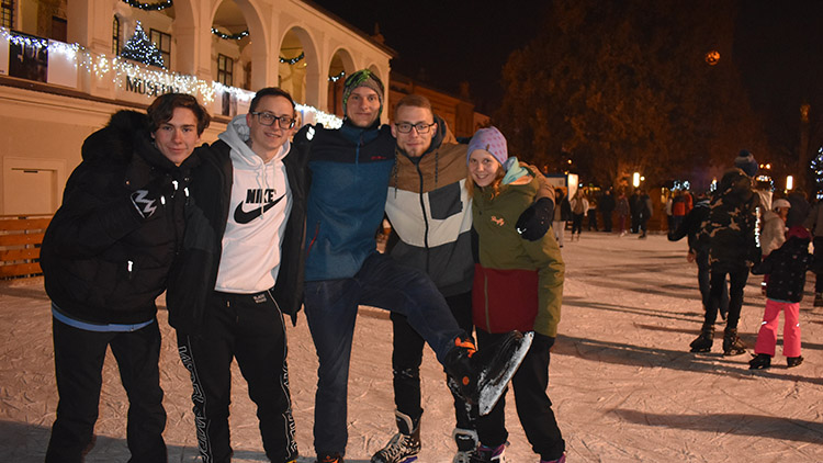 Na kluzišti u muzea se už bruslí ve velkém 