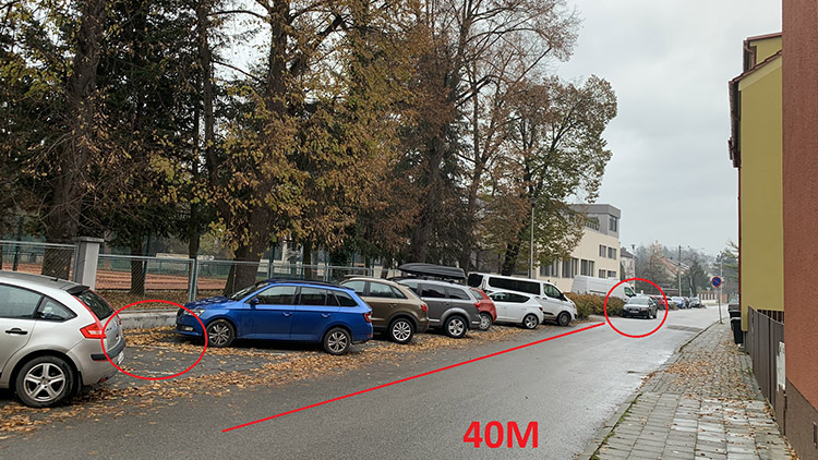 Absurdita doby: lidé chtějí autem  vjet až do tělocvičny