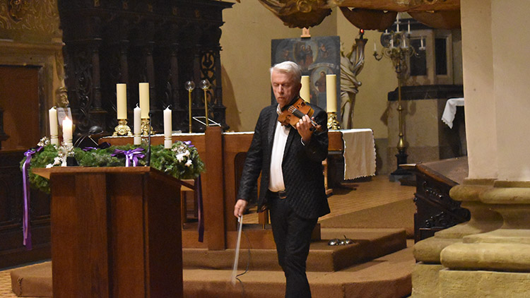 Houslista Svěcený hrál  v zaplněném kostele  z celého srdce