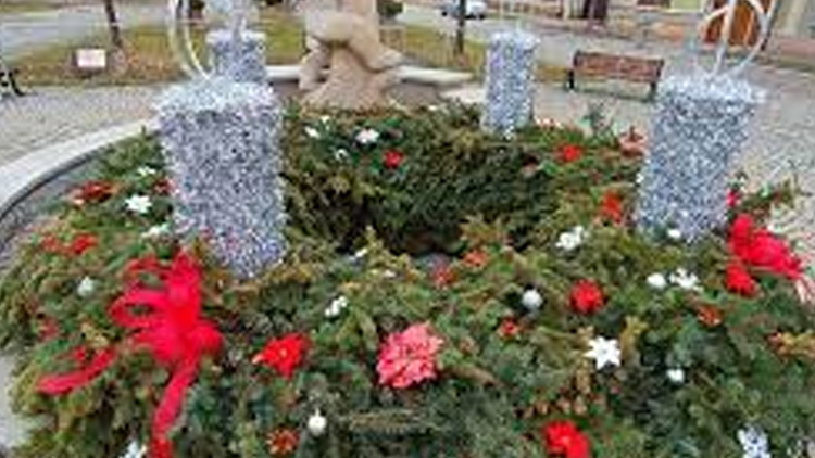 Obří adventní věnec u kašny