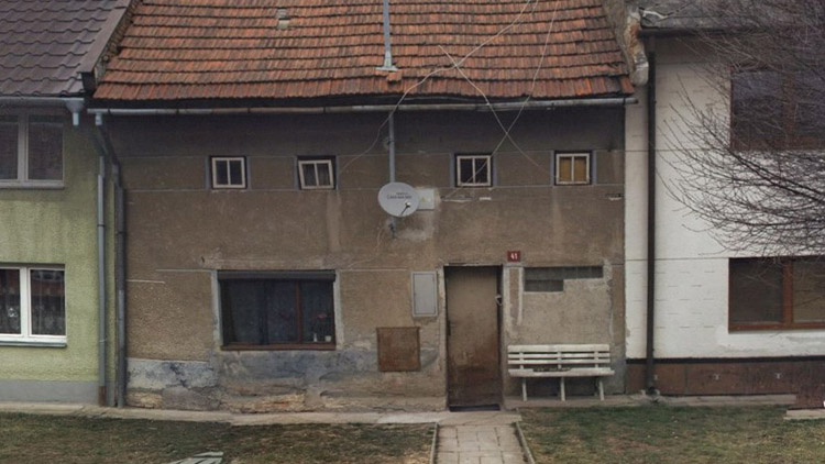 Mohl vyváznout s domácím vězením,  oficiálně však nemá domov...