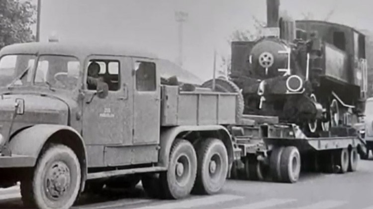 Pamatujete? Takto se stěhovala  MAŠINKA PŘED NÁDRAŽÍ!