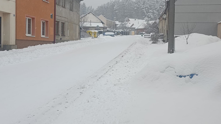 Sníh zasypal region, během noci napadlo i přes deset centimetrů