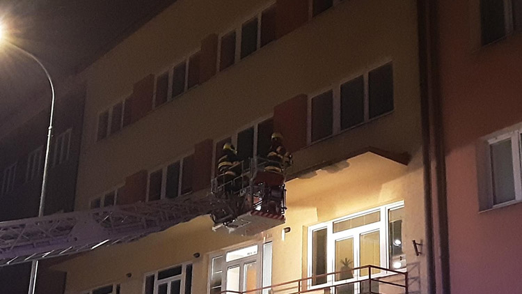 Pozor na padající sníh ze střech a rampouchy