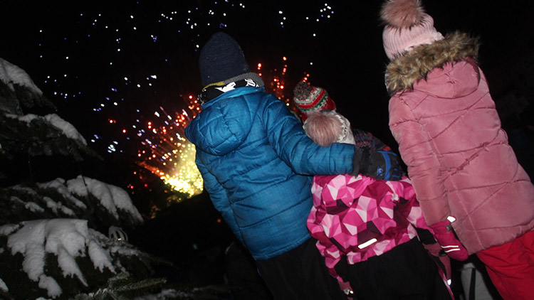 Konické vánoční trhy opět vzlétly ke hvězdám. Díky ohňostroji 