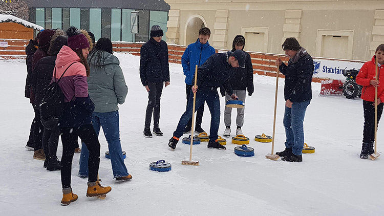 Ledové sportování školáků na mobilním kluzišti omezily  nemoci, ale originální Hanácké curling už naplno frčí