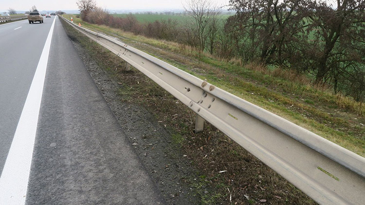 Zničil svodidla a ujel