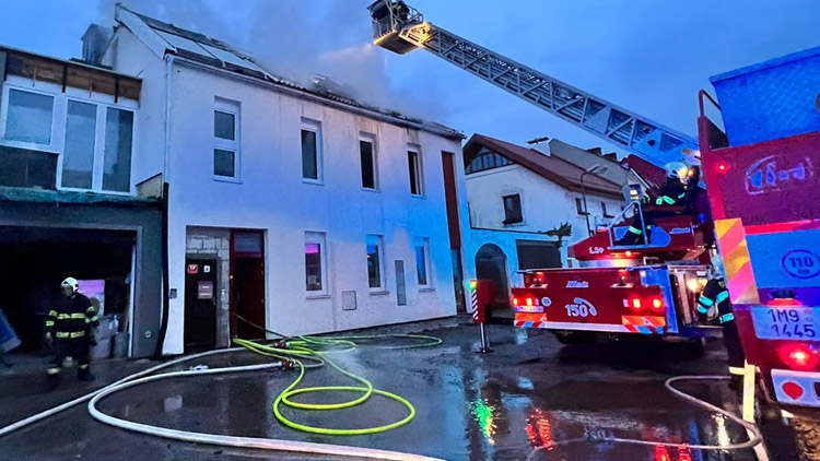 Požár rodinného domu likvidovaly čtyři jednotky s výškovou technikou