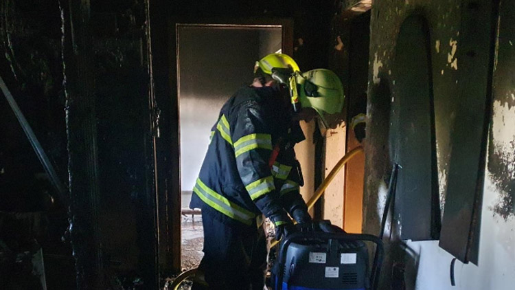 Hasiči zachránili z hořícího bytu vážně zraněného muže. Letěl pro něj vrtulník