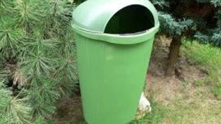 Lidé si stěžují na nedostatek košů