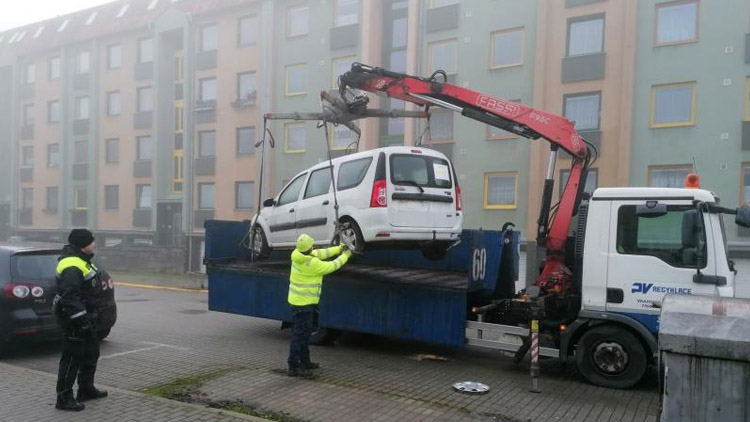 Odtahy vozidel v Prostějově pokračují