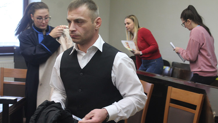 Shodil starší paní z kola a oloupil ji. Dostal 8 let