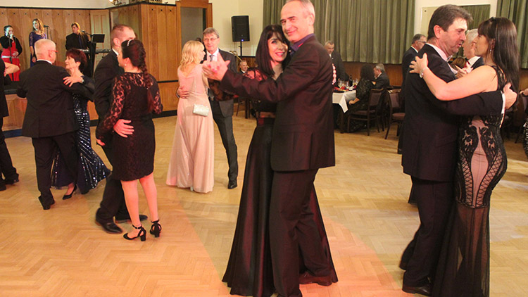 Národní dům naplnily stovky lidí, přijela i slavná jména