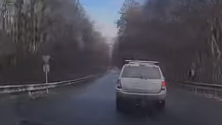 Ujížděl policistům, nakonec skončil v poutech