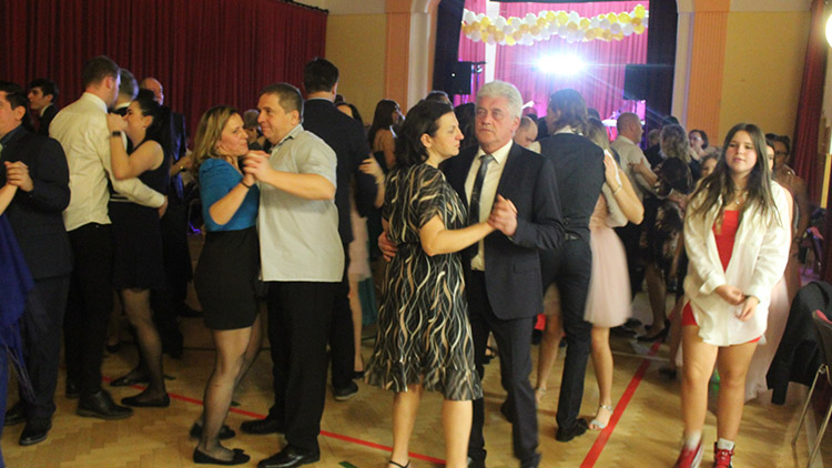 Deváťáci v akci: Školní ples si užili nejen oni a rodiče