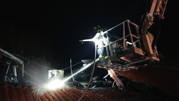 Požár střechy ve Vrbátkách zdolaly čtyři jednotky