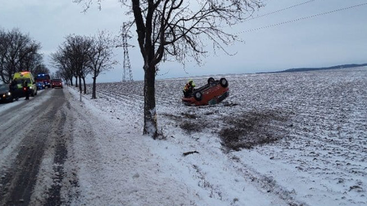 Sníh znamenal komplikace pro řidiče