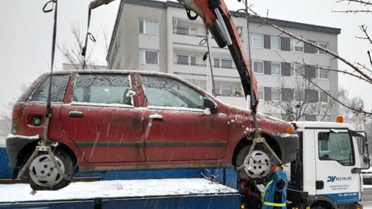 Magistrát nechal odtáhnout další auta