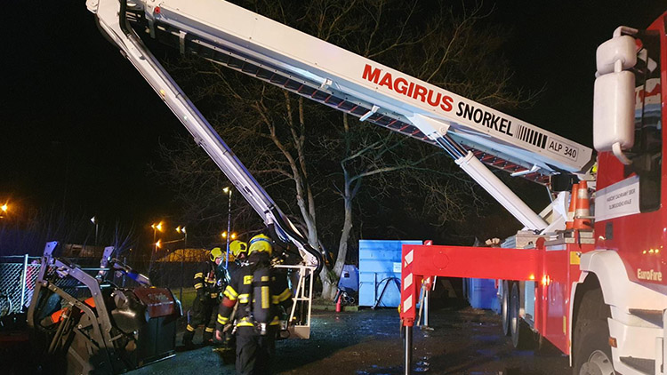 Ve Vrbátkách hořel sklad, kde stálo i hasičské auto