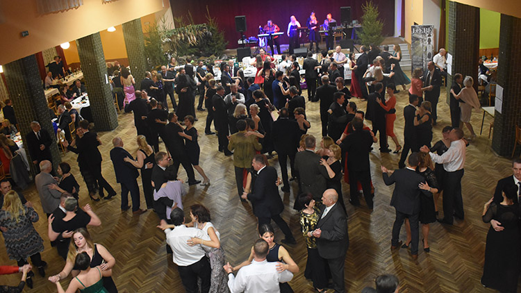 Všech 380 lístků na myslivecký ples  v Čelčicích se prodalo. Ještě chyběly