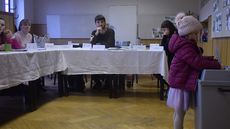 K volbám do Plumlova přišla i se zlomenými žebry