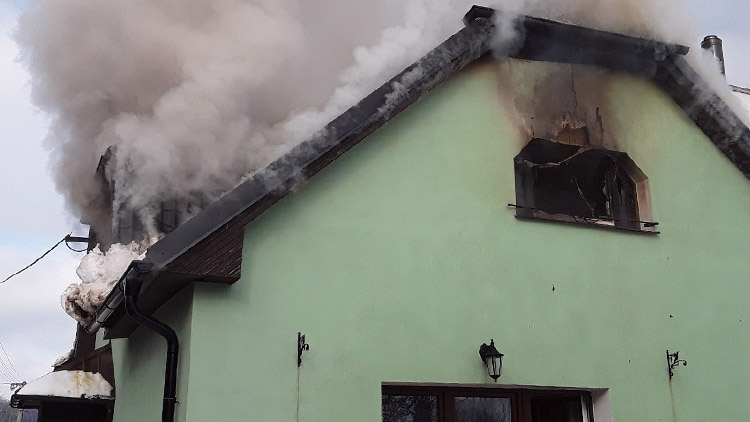 Během neděle hasiči zasahovali u dvou rozsáhlých požárů rodinných domů