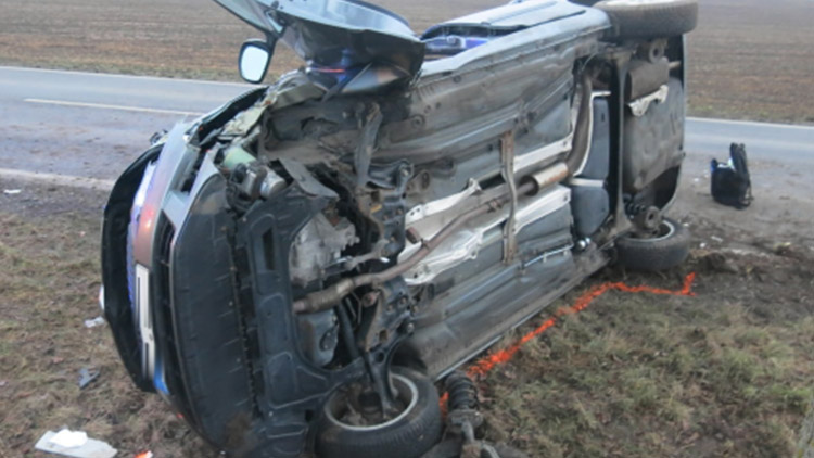 Vážná nehoda u Čelčic: senior narazil do stromu