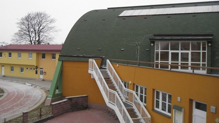 Pozor, kape! Sportovní hala  čeká (nejen) na novou  střechu. Zatím marně…