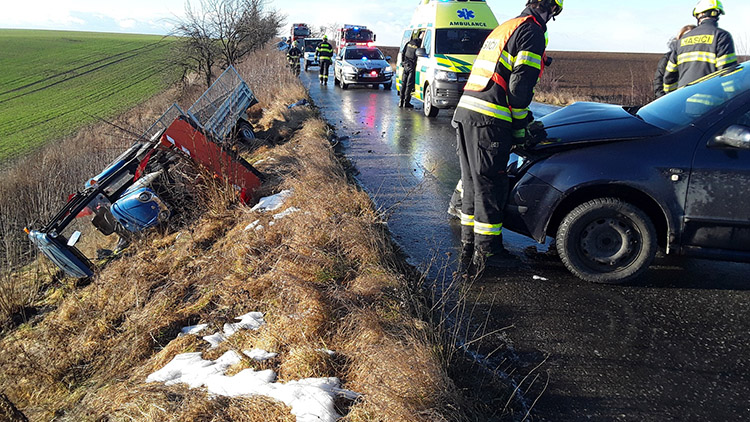 Ledovka dělala problémy řidičům po celém regionu