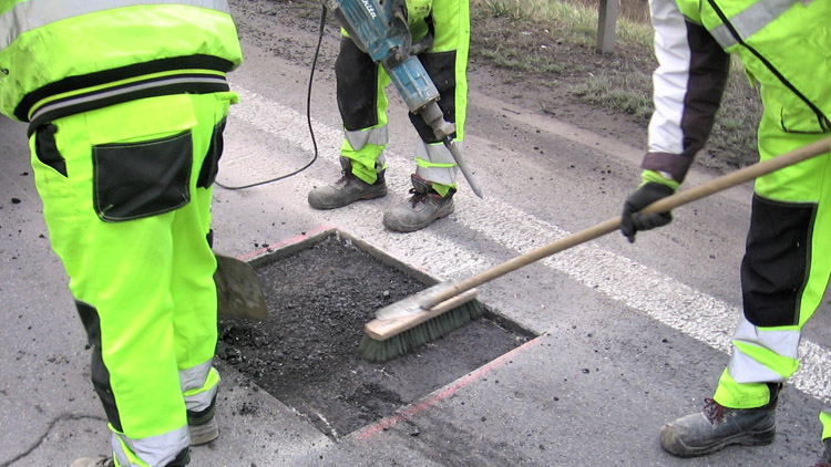 Jak nahradit škodu způsobenou nerovností, výmolem, výtlukem a jinou závadou na vozovce