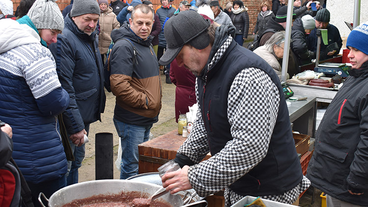 Za dobrotami! V Němčicích se konaly vepřové hody