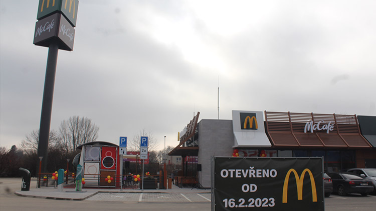 Na snídani či oběd do „Mekáče“. Hned první den se tvořily fronty