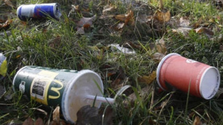 Vyhazují odpadky z okna