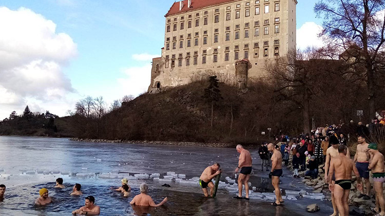 Ledové kry? Proč ne! Otužilci si hověli v Podhradském rybníku