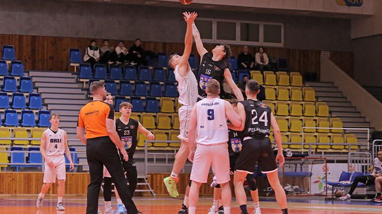 Basketbalisté se po sérii porážek namočili do bojů o záchranu